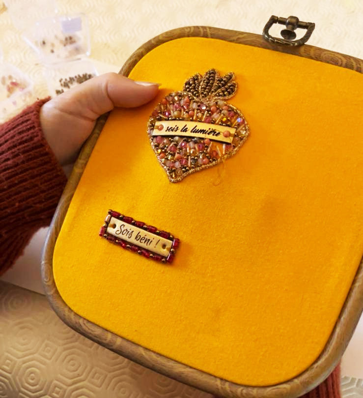 fabrication de broches en perles et messages gravés sur cuir