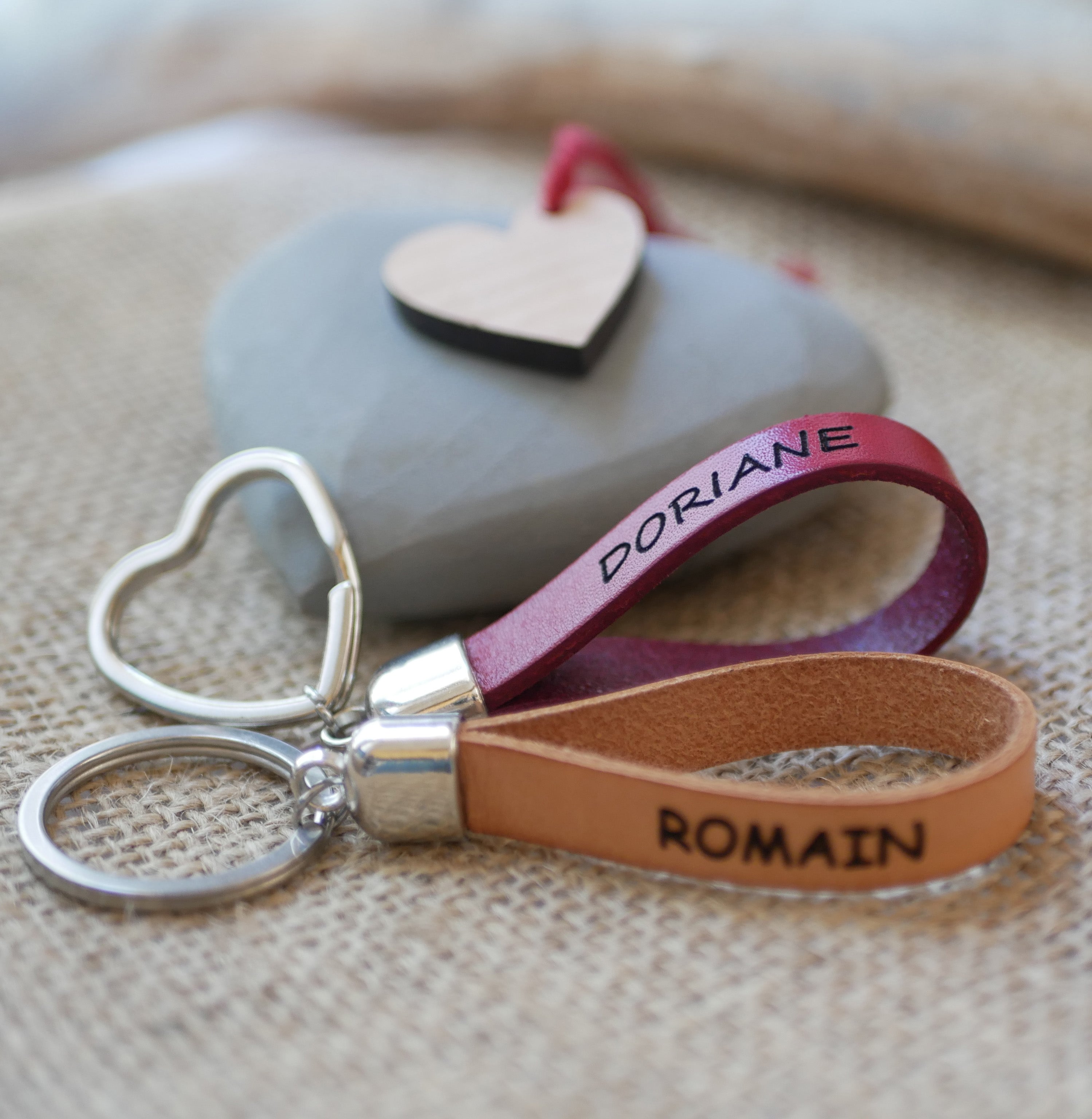 Accessoires cuir gravés personnalisés - Porte-clés, magnets, stickers