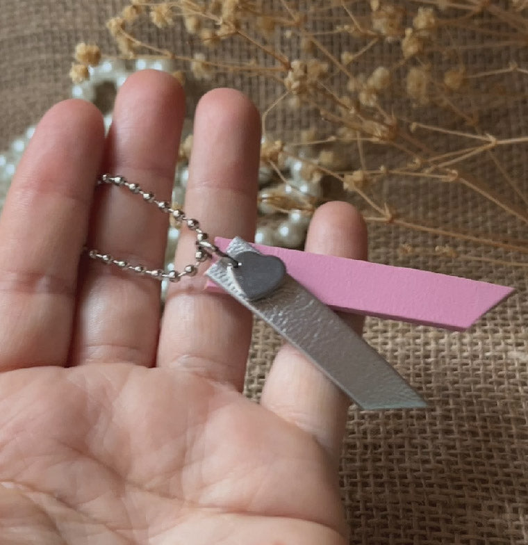 Porte clé duo de cuirs et charme