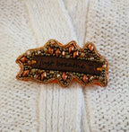 Broche en perles cuivrées à message en cuir gravé "Just breathe"