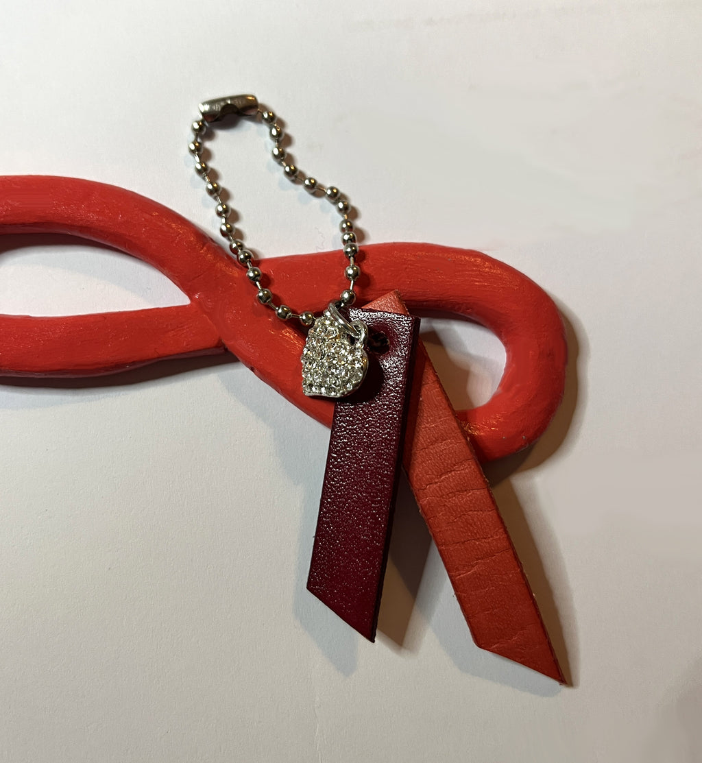 Porte clé duo de cuirs et charme