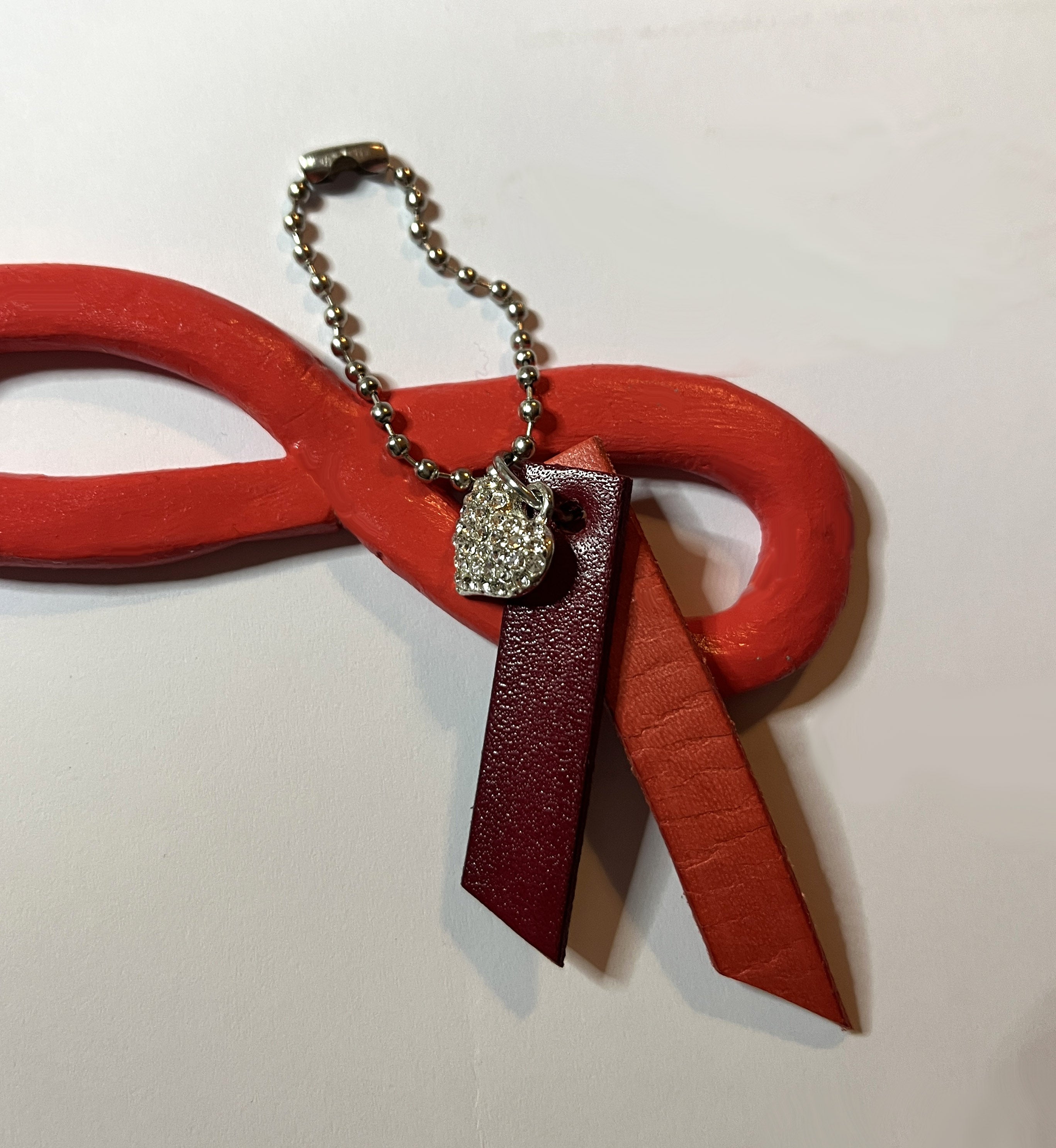 Porte clé duo de cuirs et charme