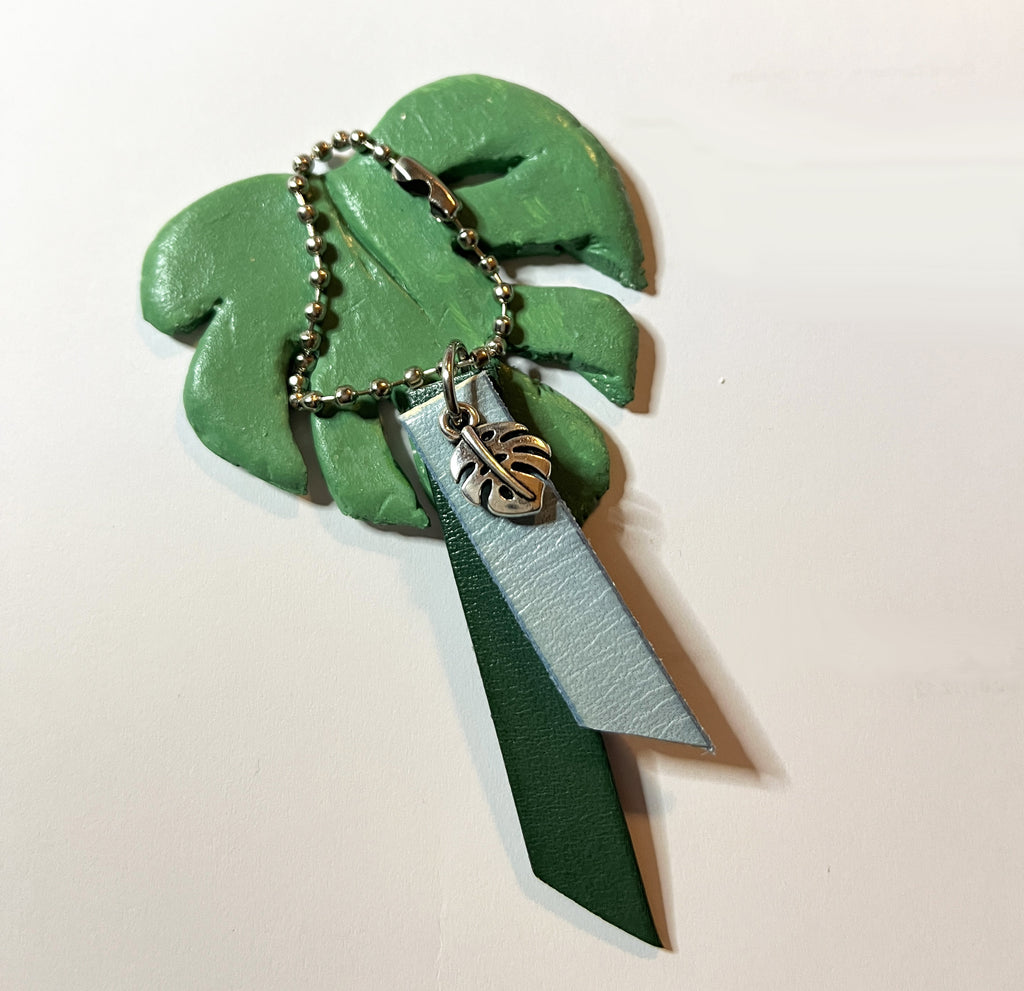 Porte clé duo de cuirs et charme