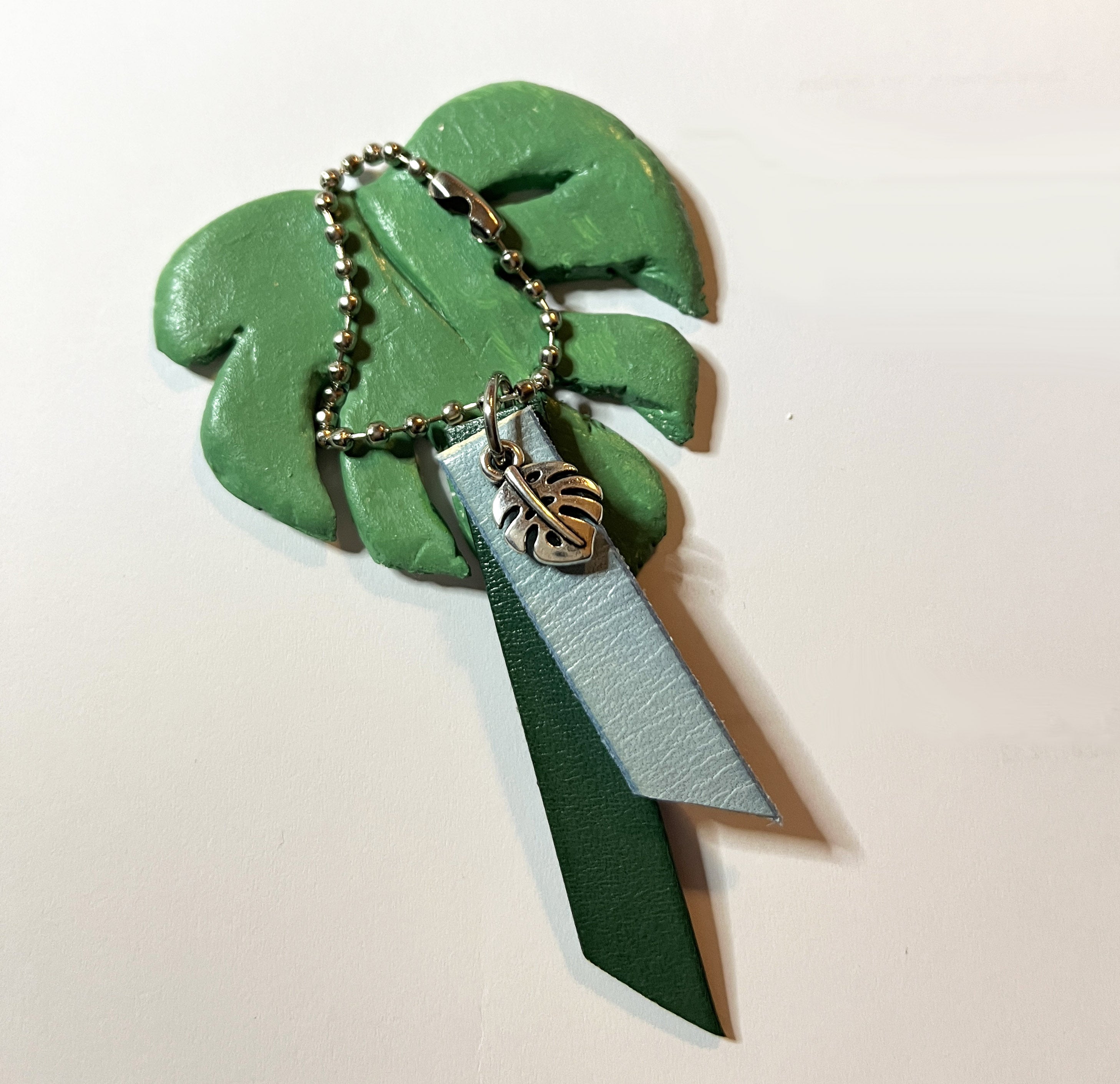 Porte clé duo de cuirs et charme