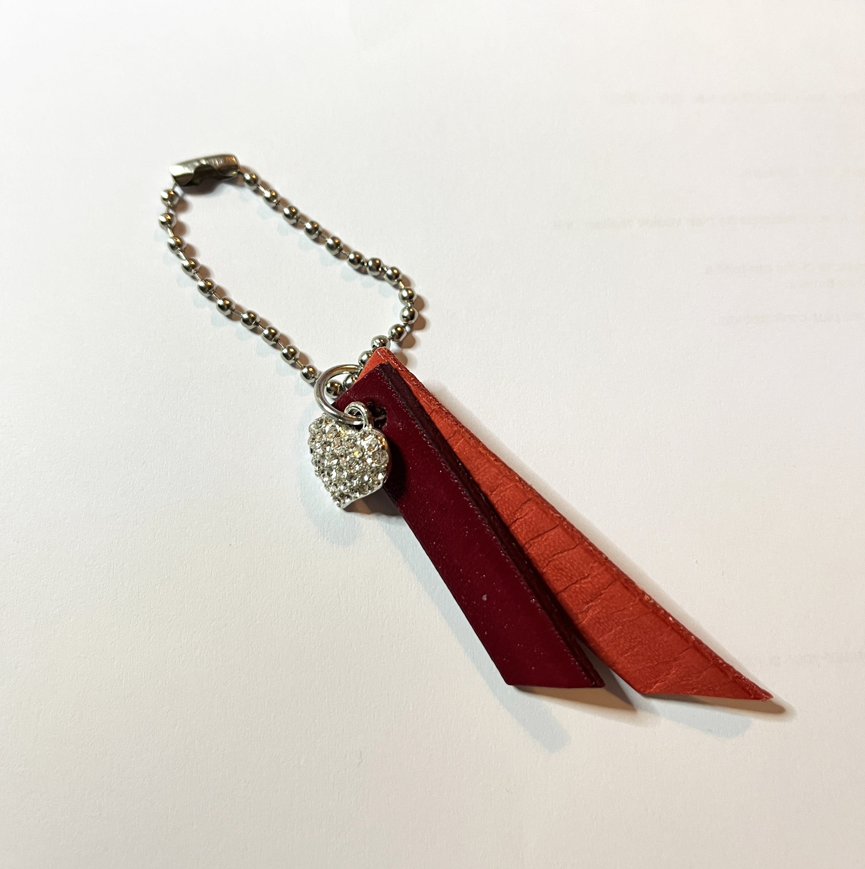 Porte clé duo de cuirs et charme