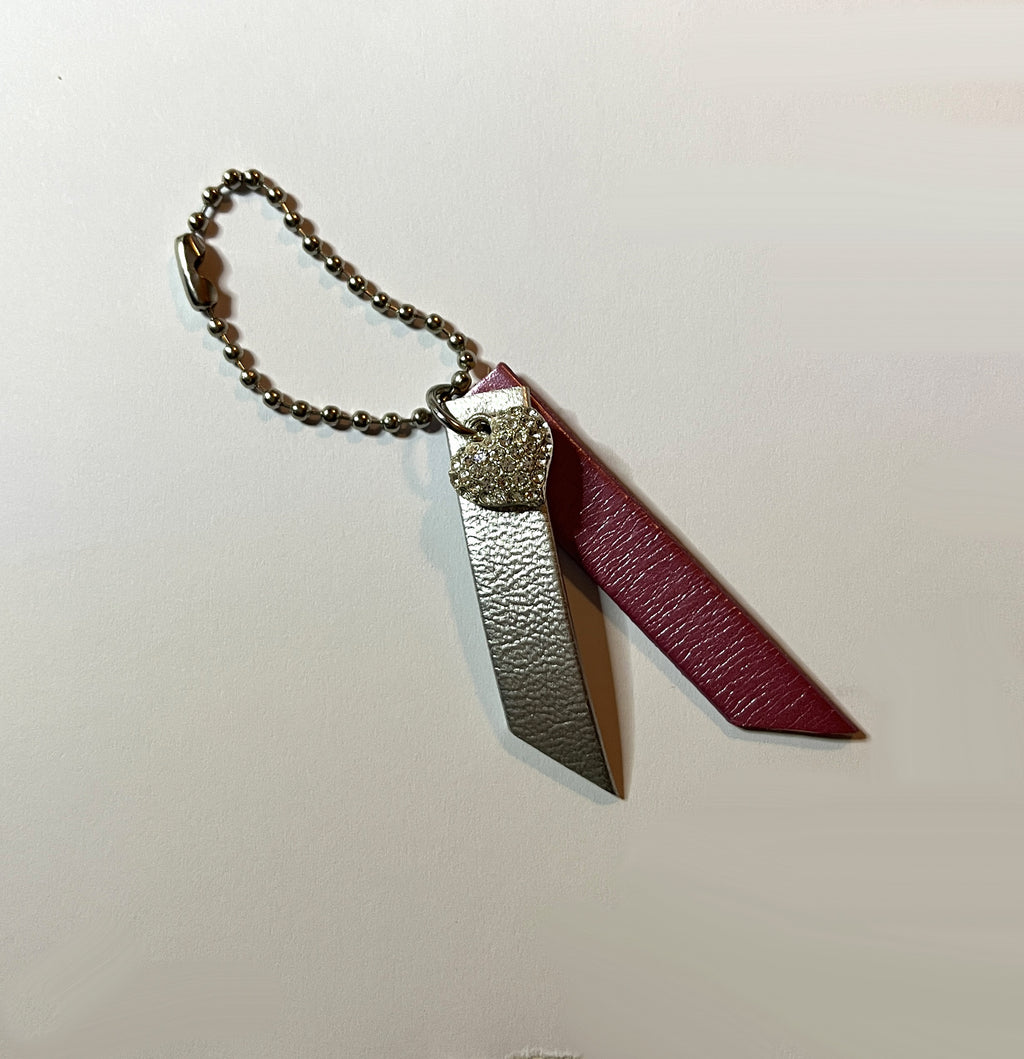 Porte clé duo de cuirs et charme