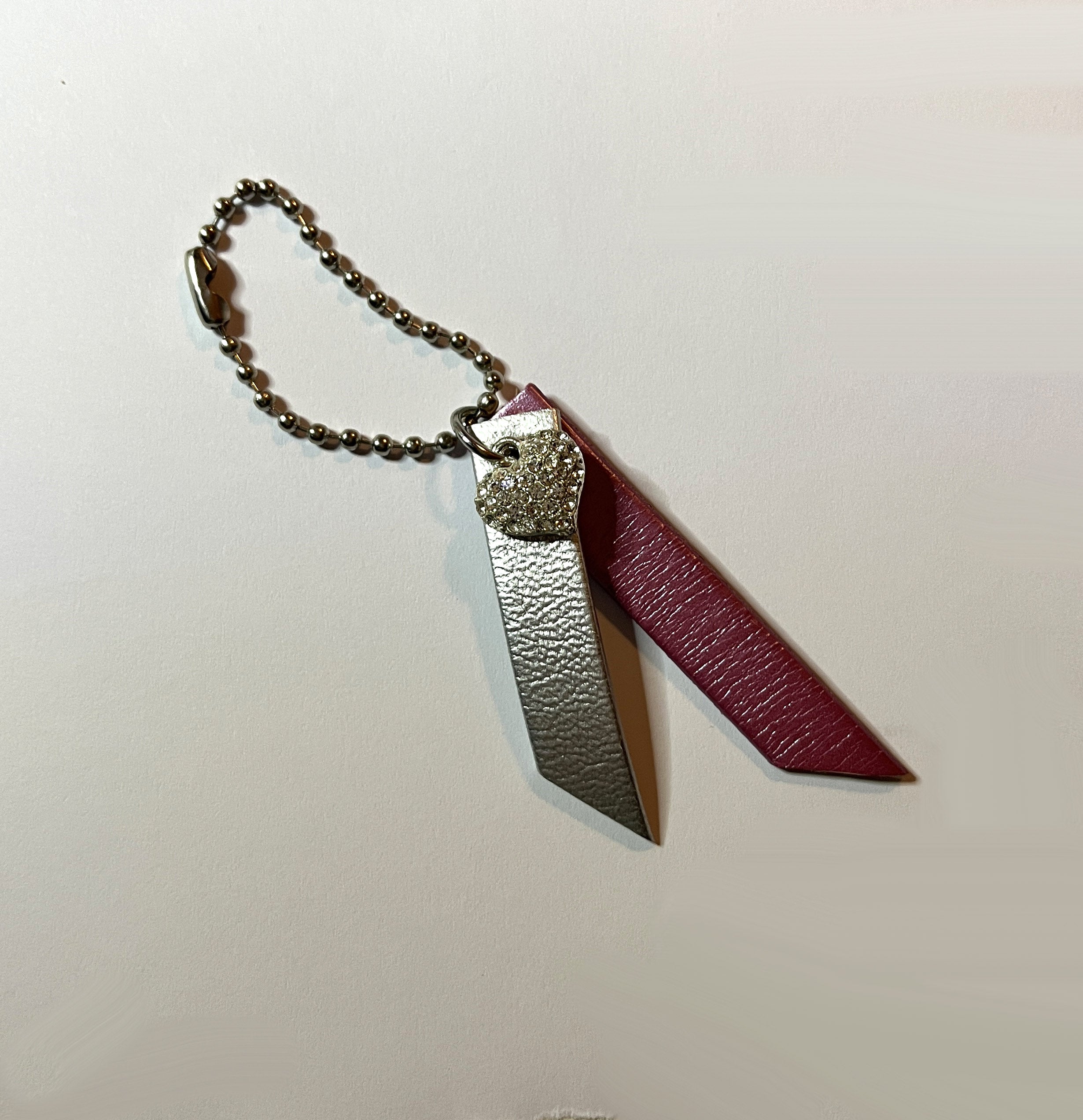 Porte clé duo de cuirs et charme