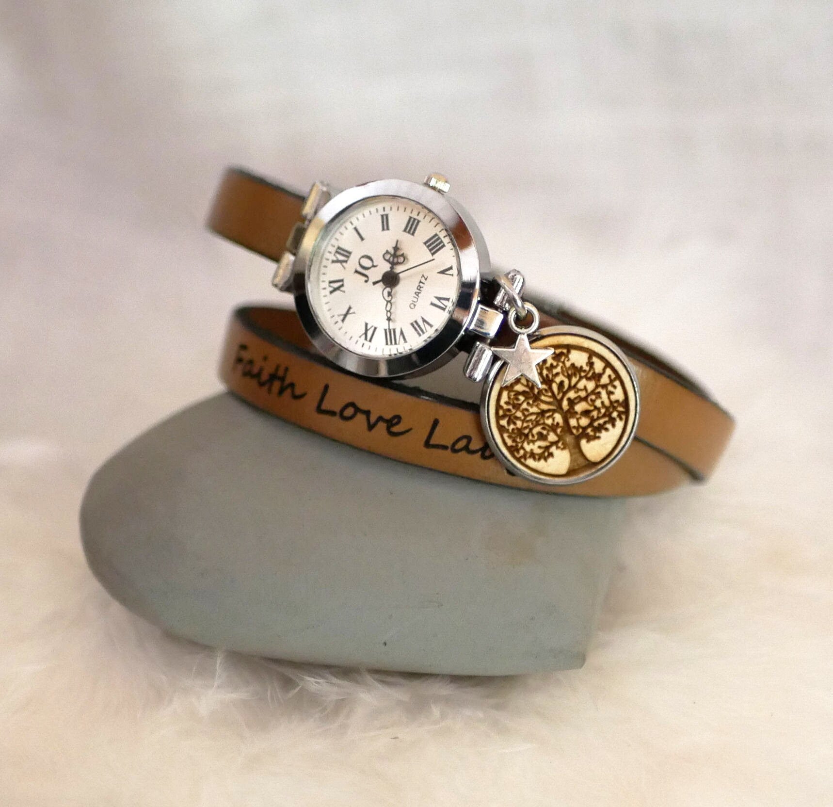 Montre femme cuir avec cabochon bois gravé personnalisé