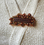 Broche en perles cuivrées à message en cuir gravé "Just breathe"