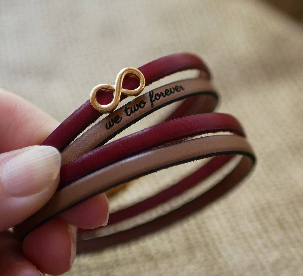 Bracelet femme duo de cuirs en double tour avec breloque infini doré à personnaliser