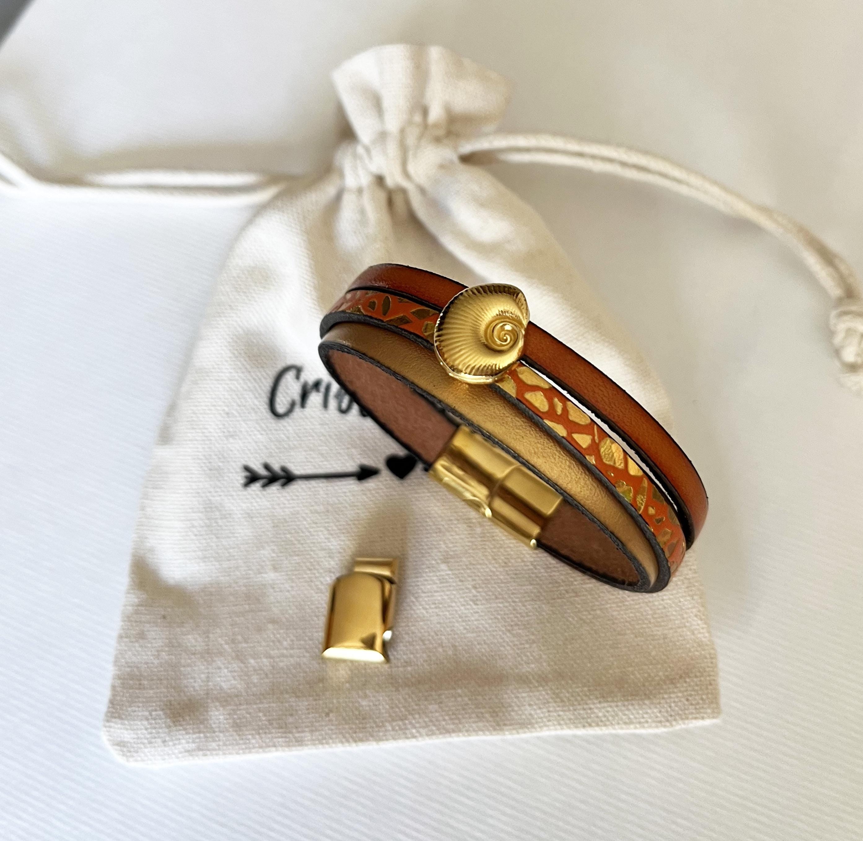 Bracelet femme multi-cuirs orange au charme coquillage doré