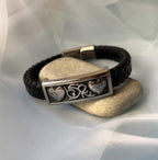 Bracelet cuir noir tressé à plaque métallique 2 coeurs gravés