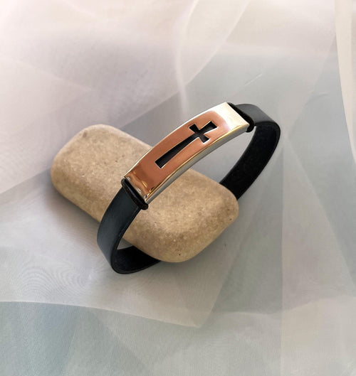 Bracelet croix chrétienne sur cuir couleur au choix personnalisable