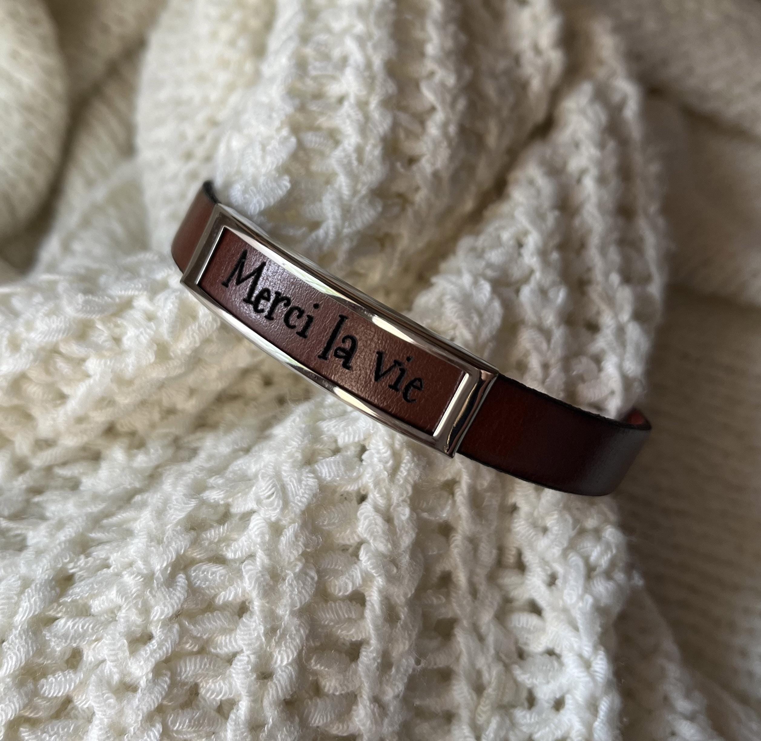 Bracelet cuir élégant gravure dans fenêtre d'acier