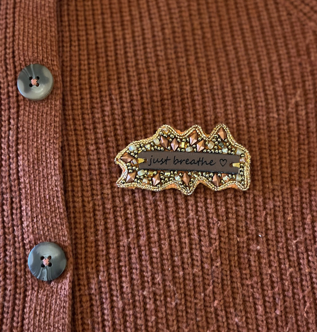 Broche en perles cuivrées à message en cuir gravé "Just breathe"