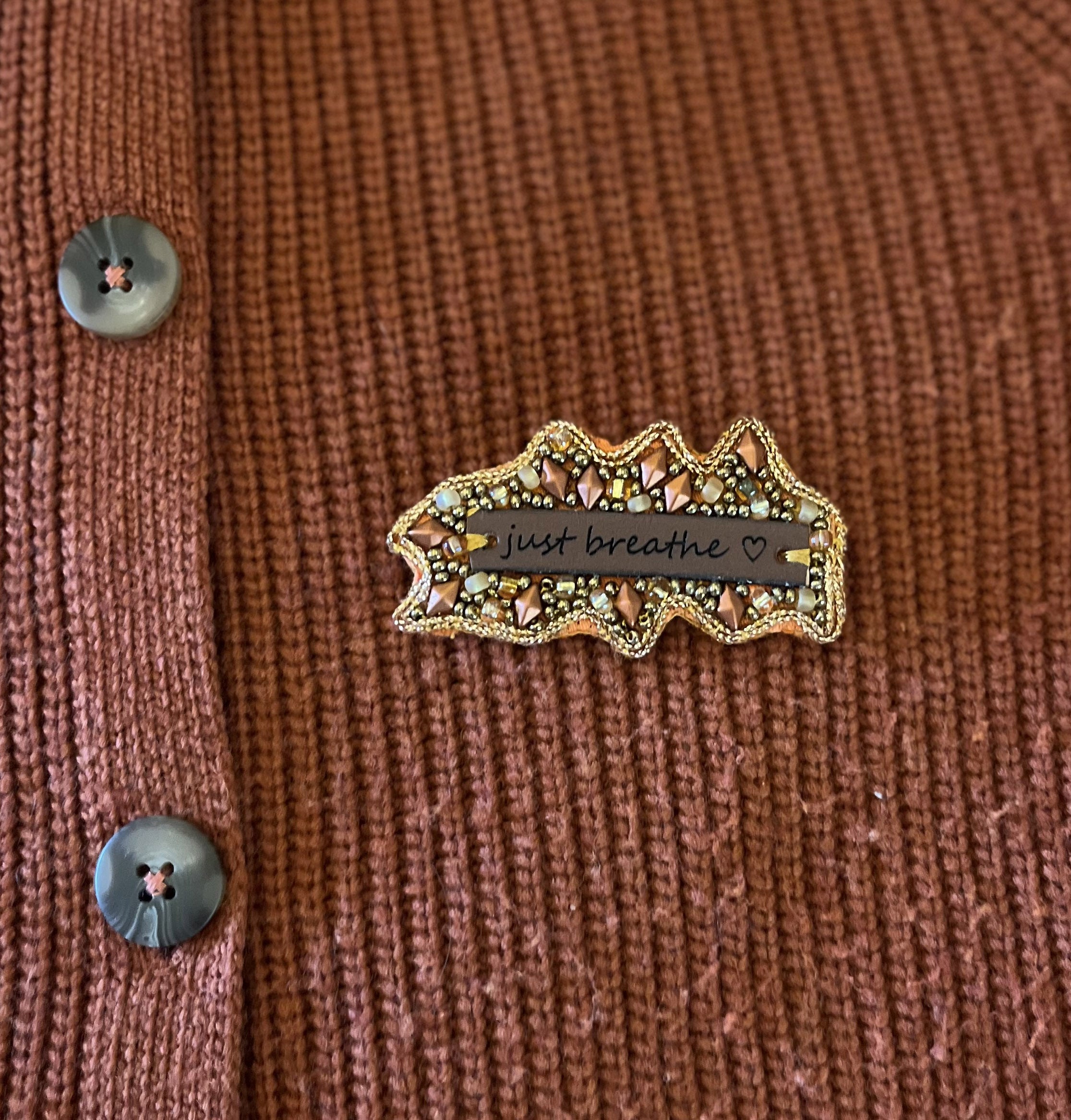 Broche en perles cuivrées à message en cuir gravé "Just breathe"