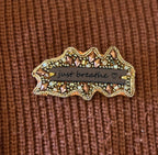 Broche en perles cuivrées à message en cuir gravé "Just breathe"