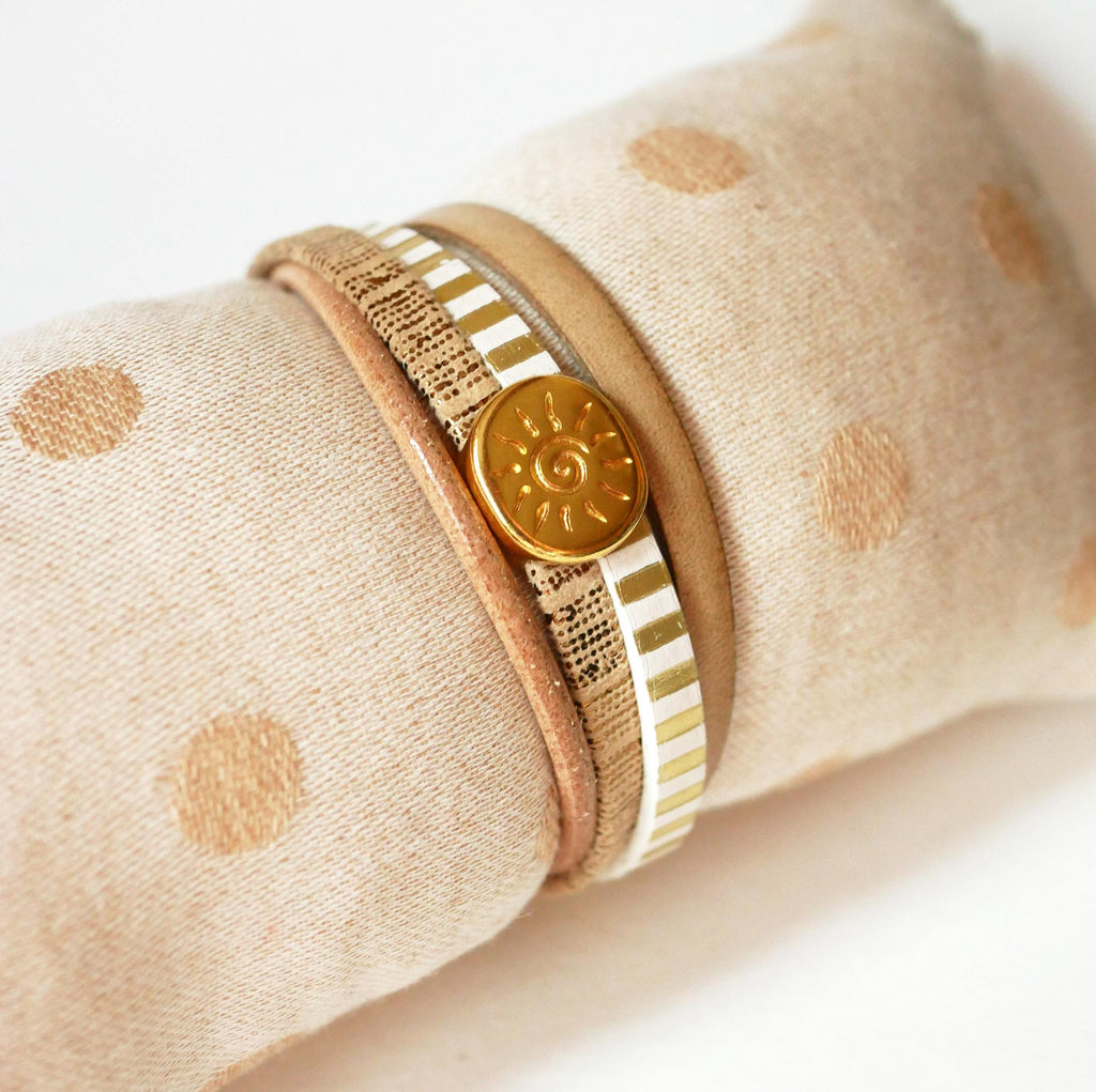 Bracelet manchette multi-cuirs femme au charme soleil doré
