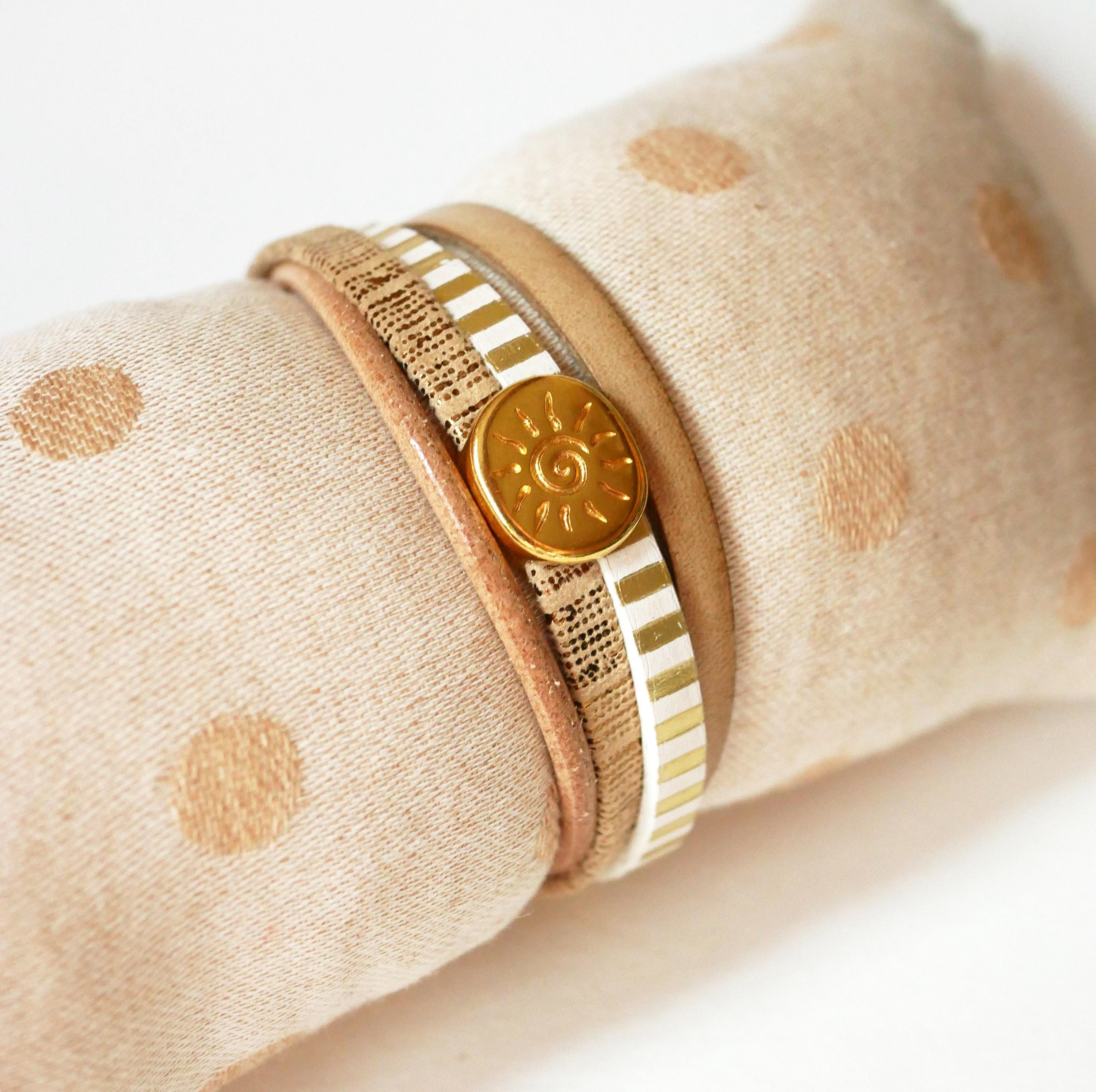 Bracelet manchette multi-cuirs femme au charme soleil doré