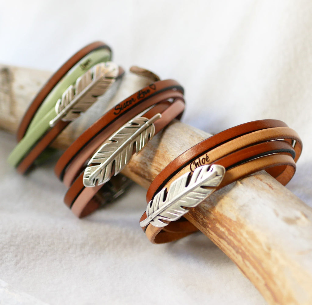 Bracelet style bohème plume sur double tour de cuir