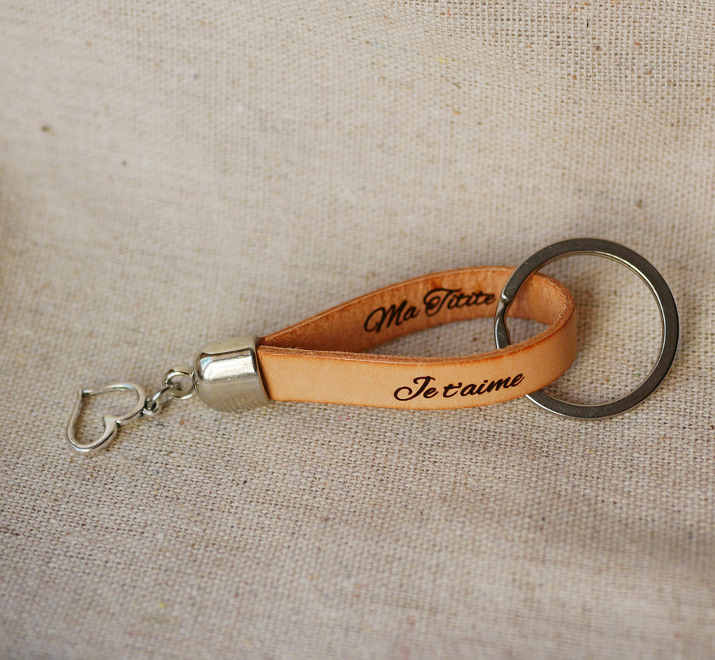 Porte clé cuir personnalisé par gravure avec charme pendentif au choix