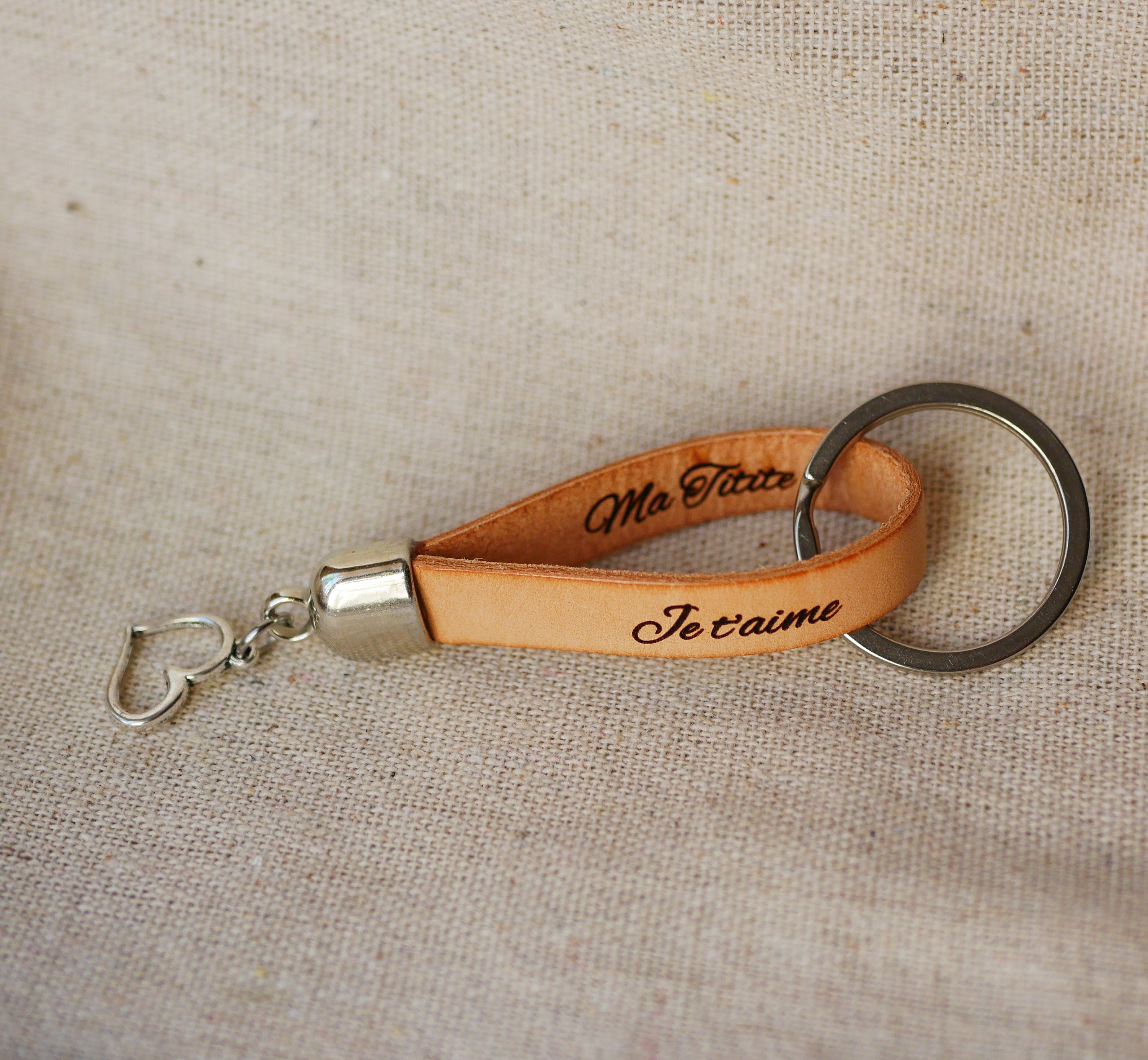 Porte clé cuir personnalisé par gravure avec charme pendentif au choix