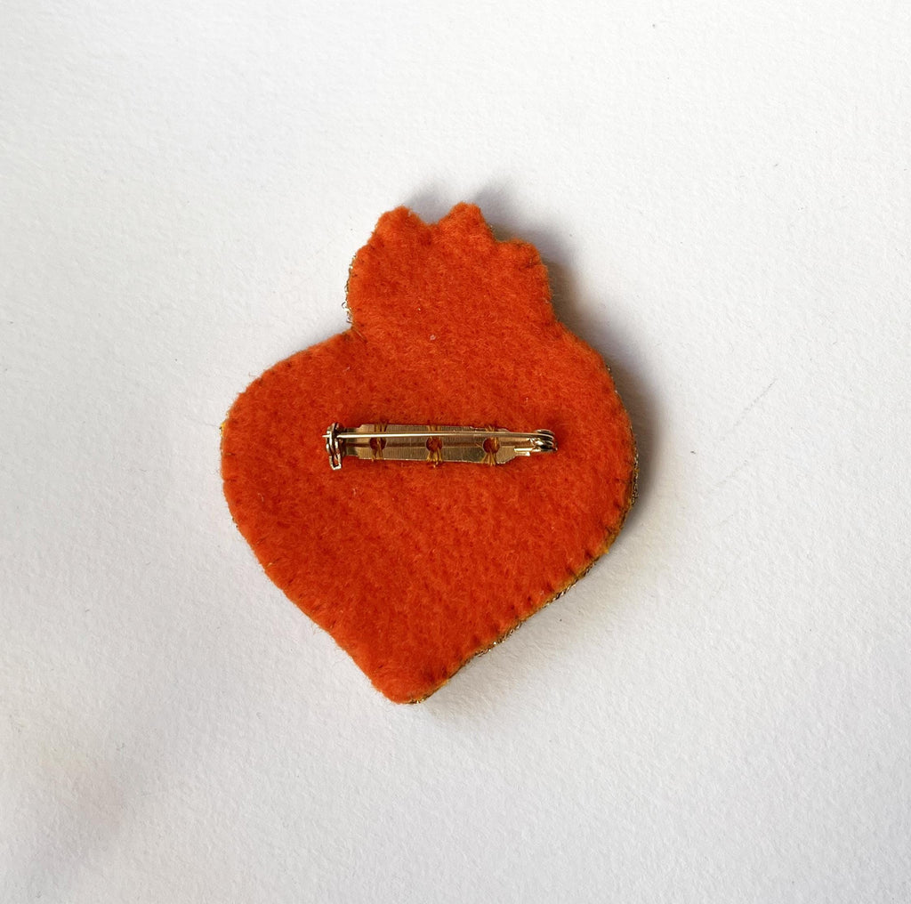 Broche Sacré Coeur ex voto en perles au message en cuir gravé Sois la lumière