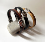 Bracelet double cuir décoré d'un poussoir argenté aux 2 losanges entrelacés