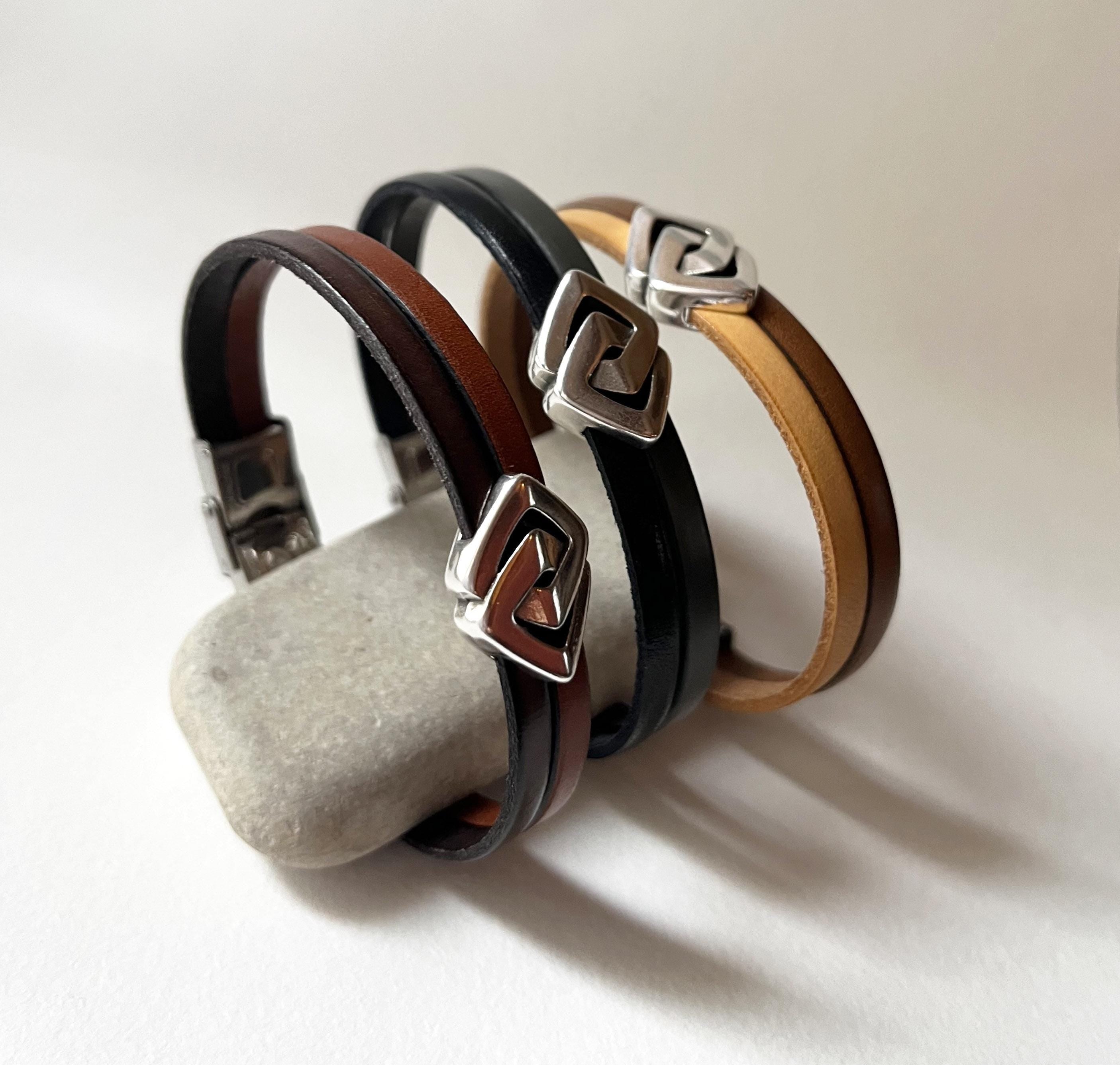 Bracelet double cuir décoré d'un poussoir argenté aux 2 losanges entrelacés