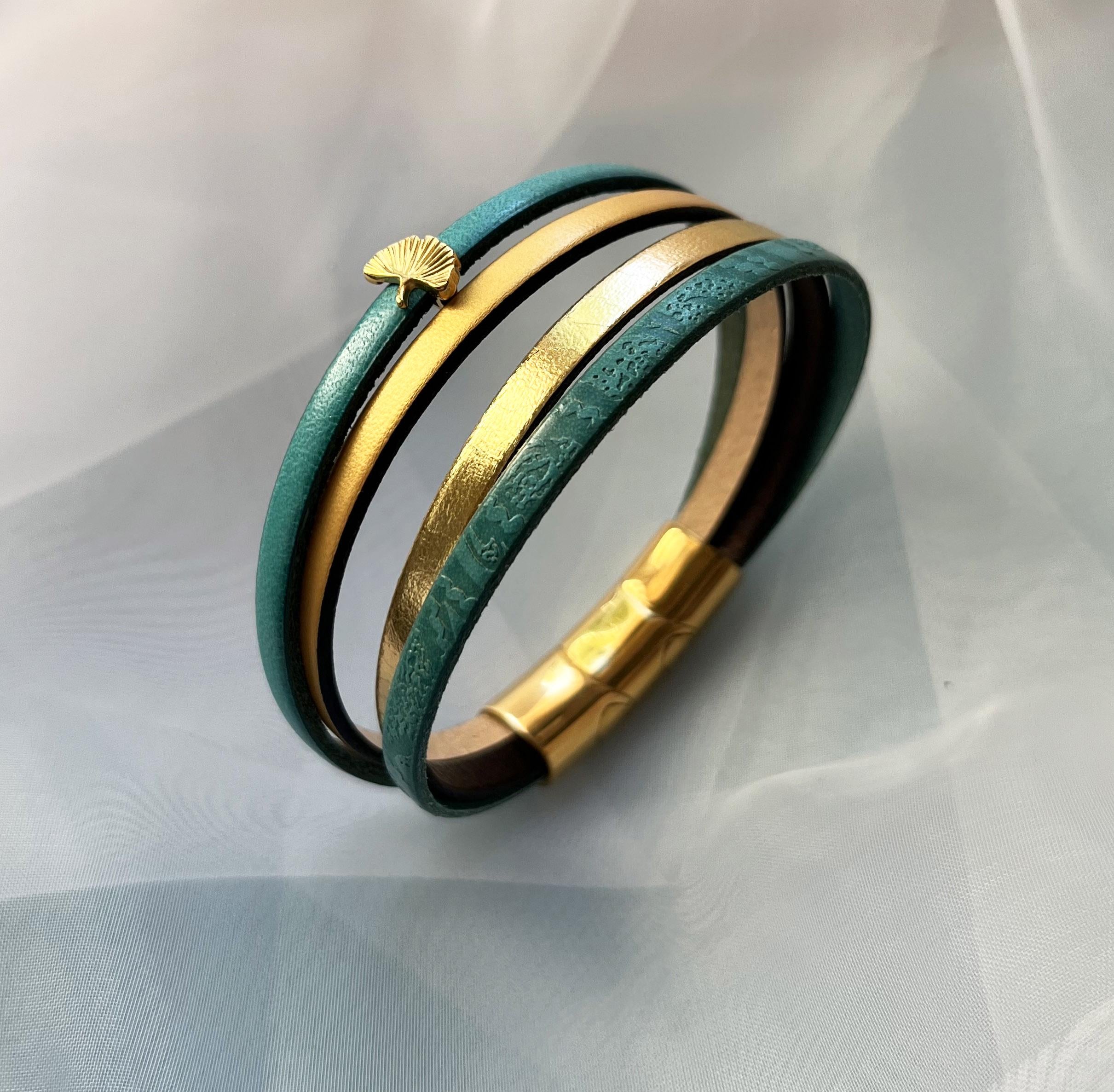 Bracelet manchette femme aux 4 cuirs turquoises et dorés décor feuille ginkgo