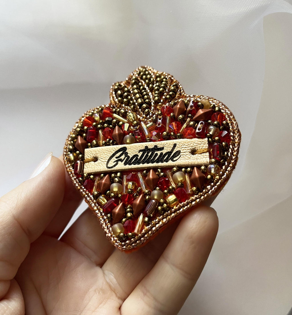 Broche ex voto Sacré Coeur en perles au message en cuir gravé Gratitude