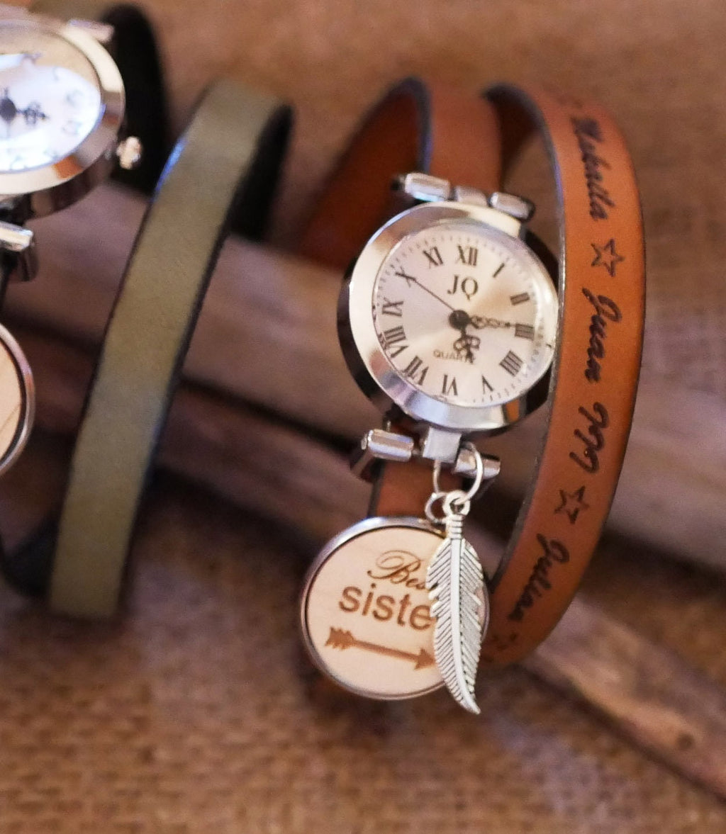 Montre femme cuir avec cabochon bois gravé personnalisé