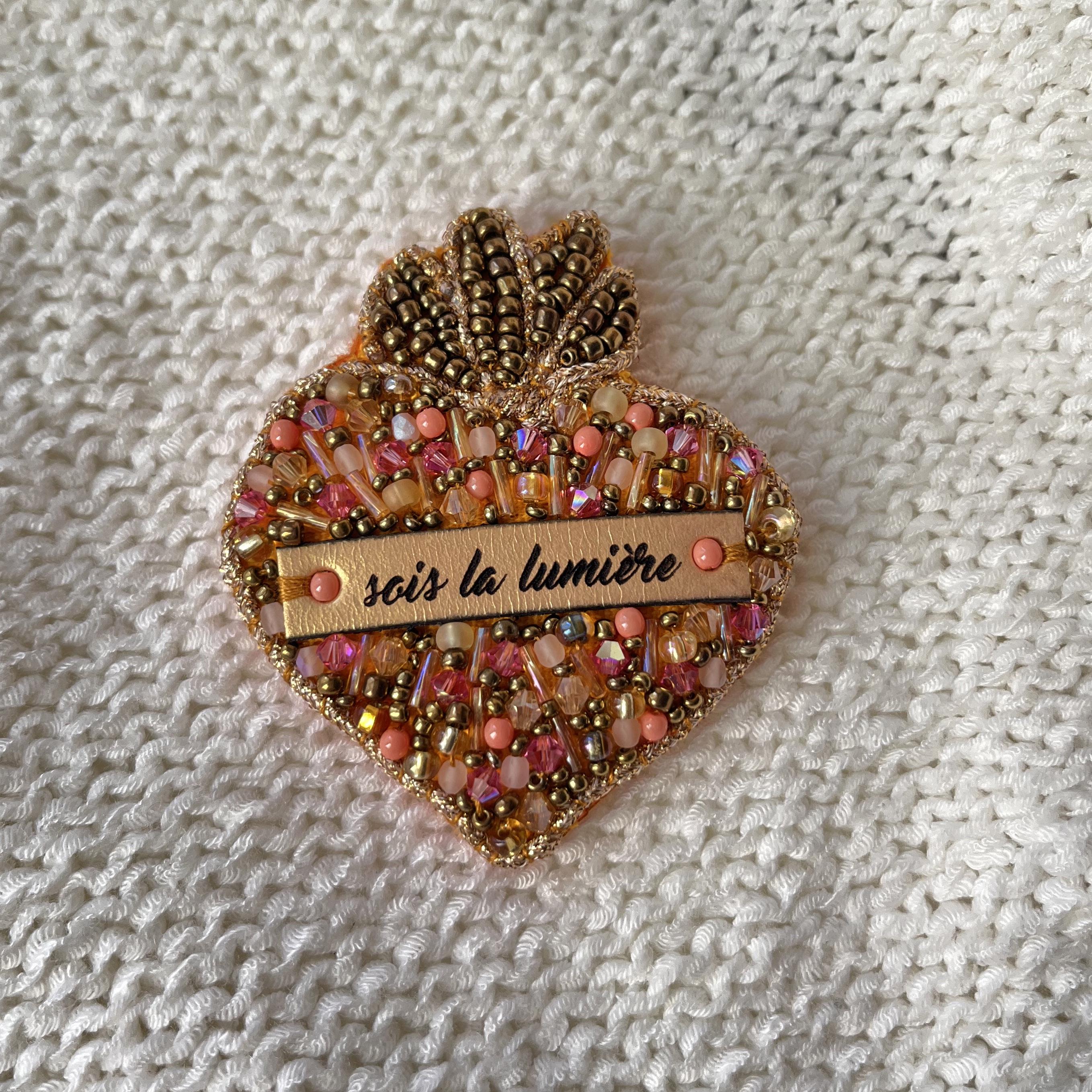 Broche Sacré Coeur ex voto en perles au message en cuir gravé Sois la lumière