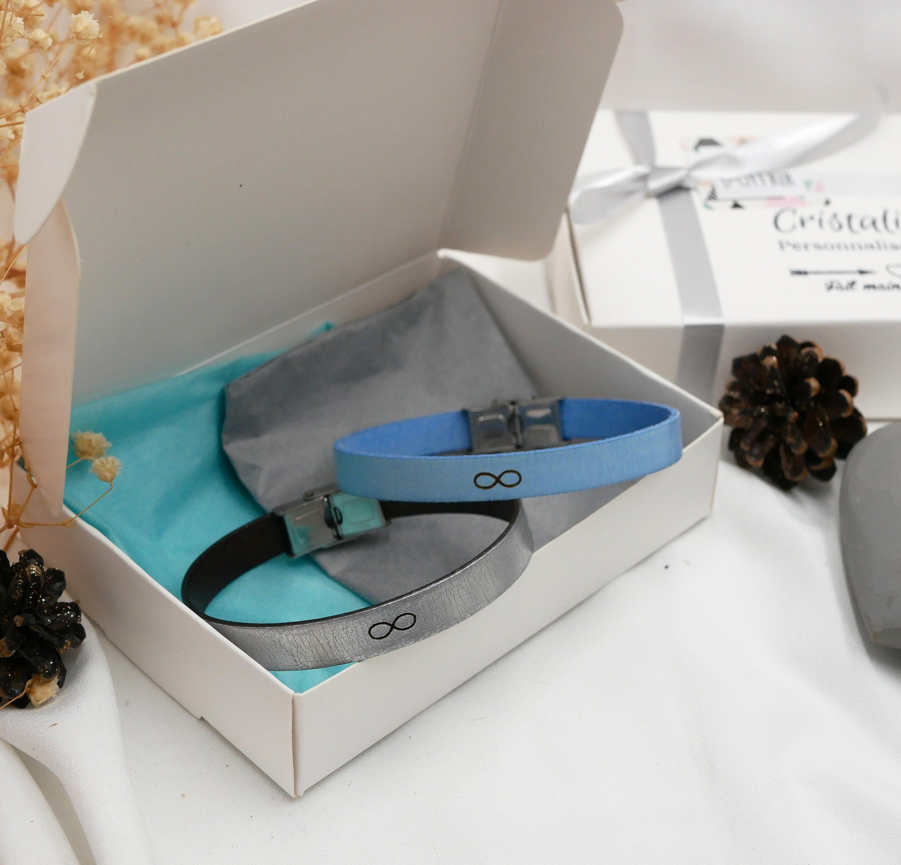 Cadeau pour couple 2 bracelets en cuir personnalisés gravés du même message