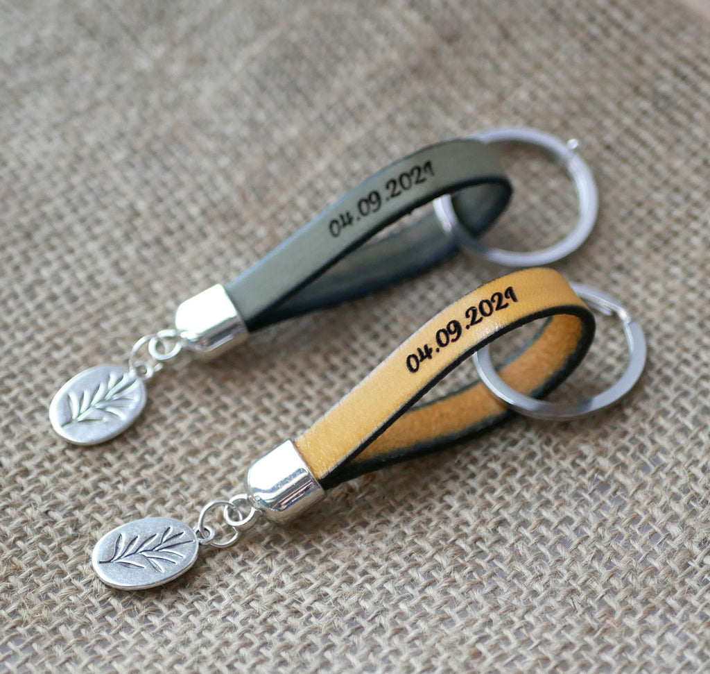 Porte clé cuir personnalisé par gravure avec charme pendentif au choix