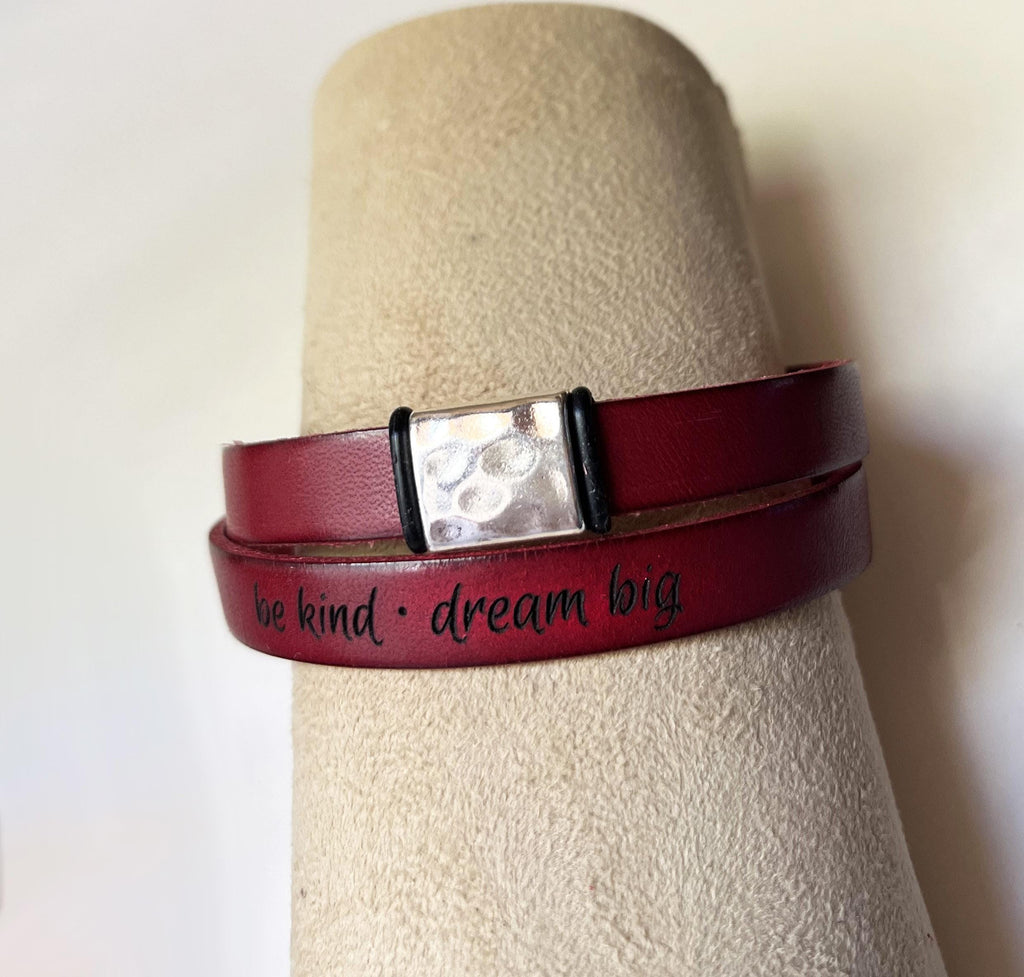 Bracelet cuir double tour au passant carré martelé