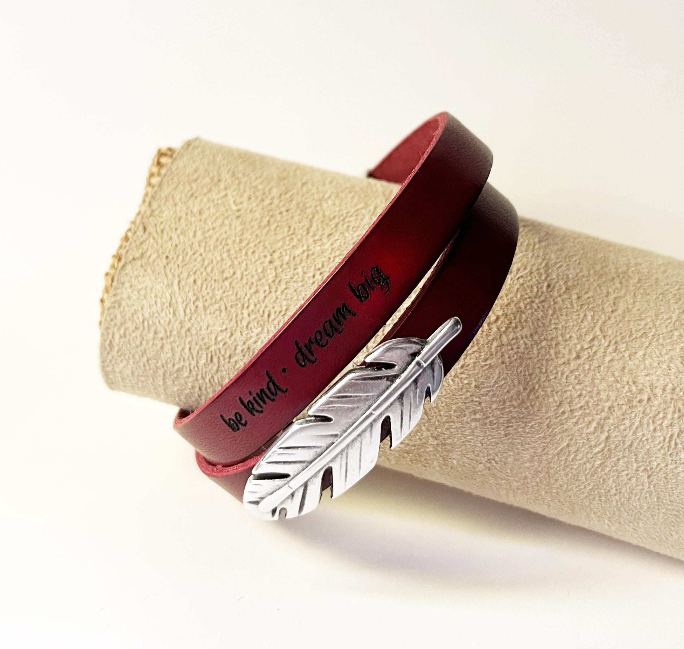 Bracelet cuir double tour au passant plume