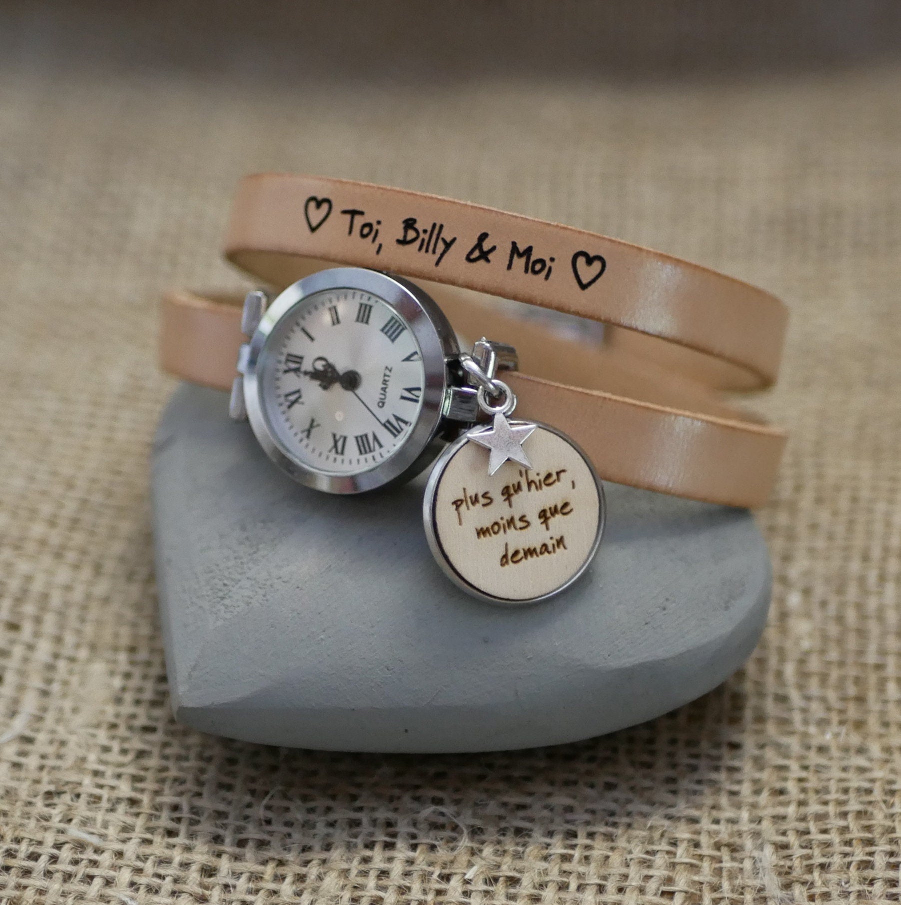Montre femme cuir avec cabochon bois gravé personnalisé