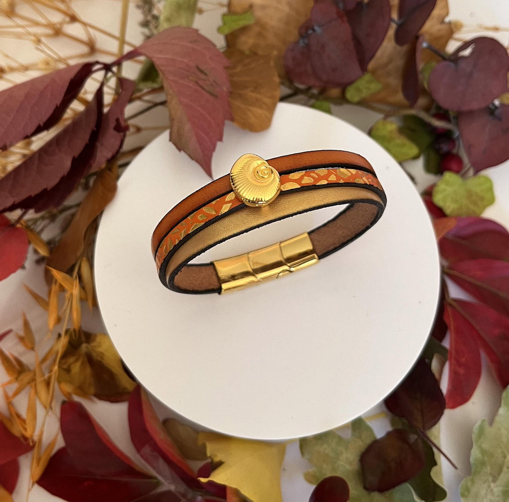 Bracelet femme multi-cuirs orange au charme coquillage doré