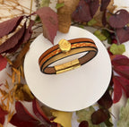 Bracelet femme multi-cuirs orange au charme coquillage doré