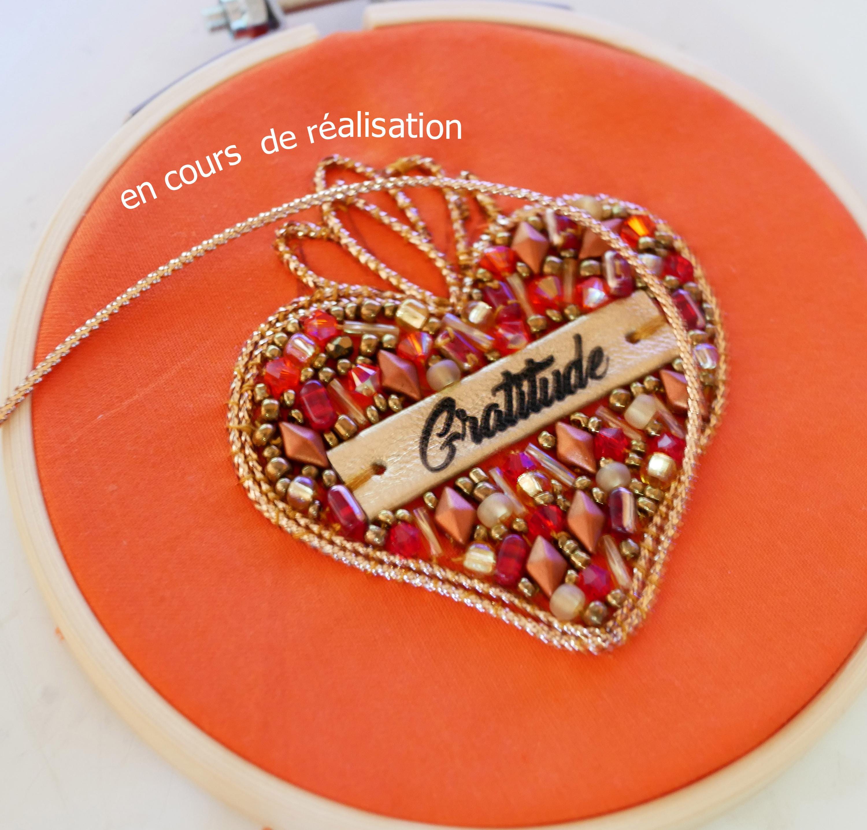 Broche ex voto Sacré Coeur en perles au message en cuir gravé Gratitude