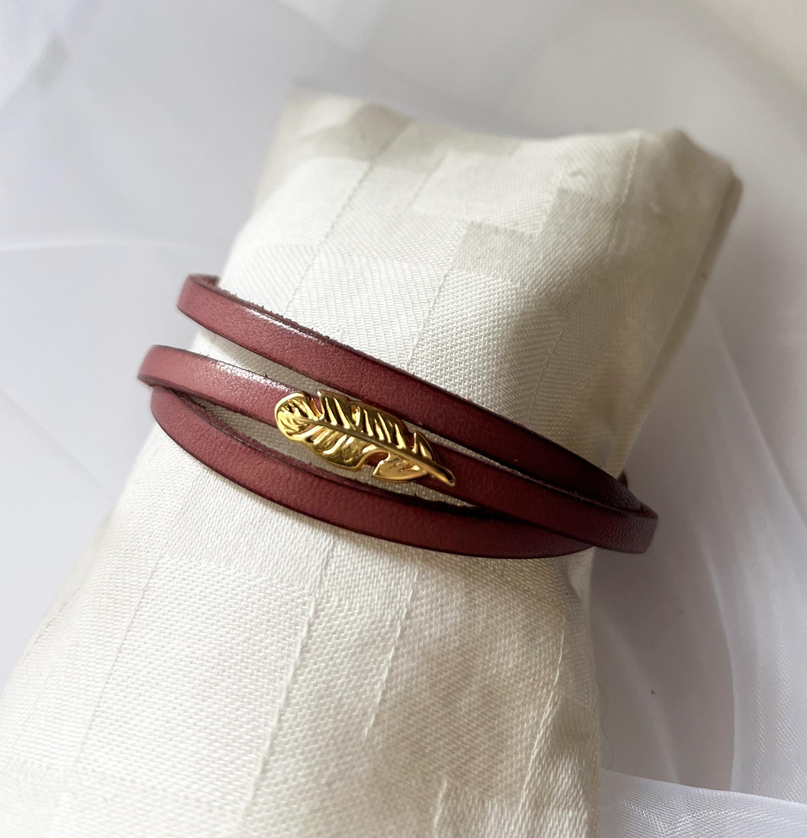 Bracelet personnalisé à breloque dorée en cuir multi-tour pour femme