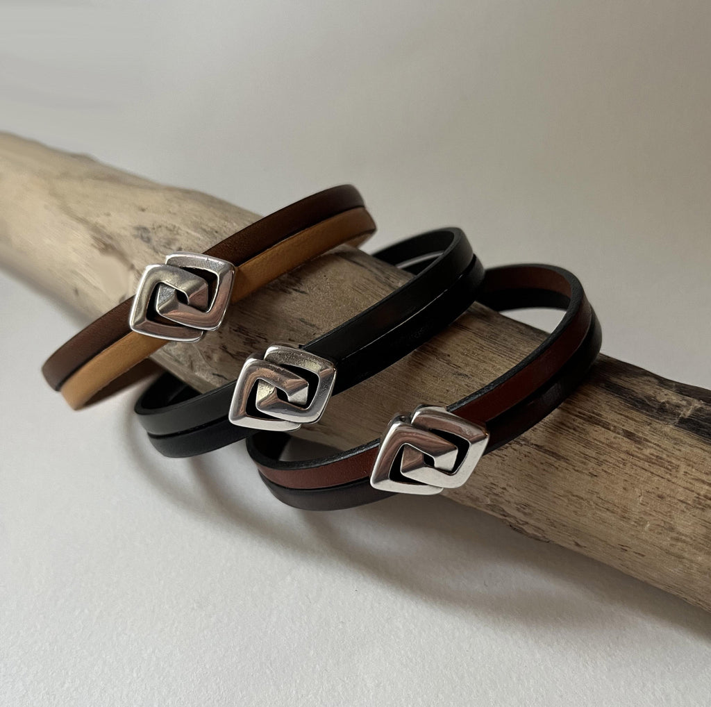 Bracelet double cuir décoré d'un poussoir argenté aux 2 losanges entrelacés