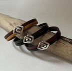 Bracelet double cuir décoré d'un poussoir argenté aux 2 losanges entrelacés