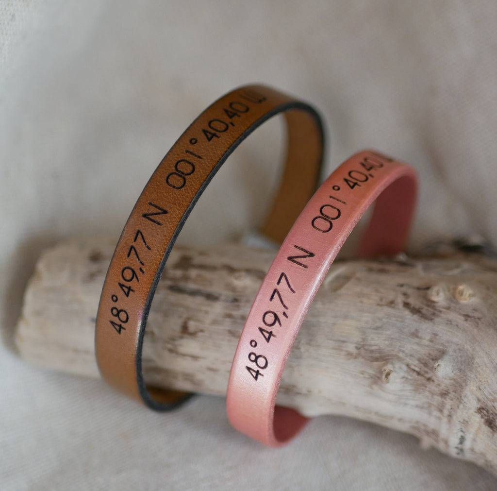 Cadeau pour couple 2 bracelets en cuir personnalisés gravés du même message