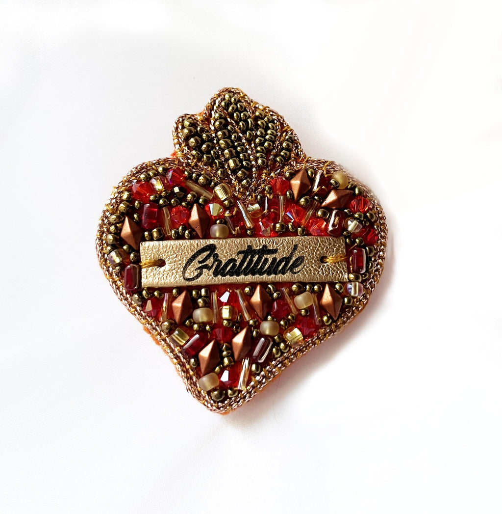 Broche ex voto Sacré Coeur en perles au message en cuir gravé Gratitude
