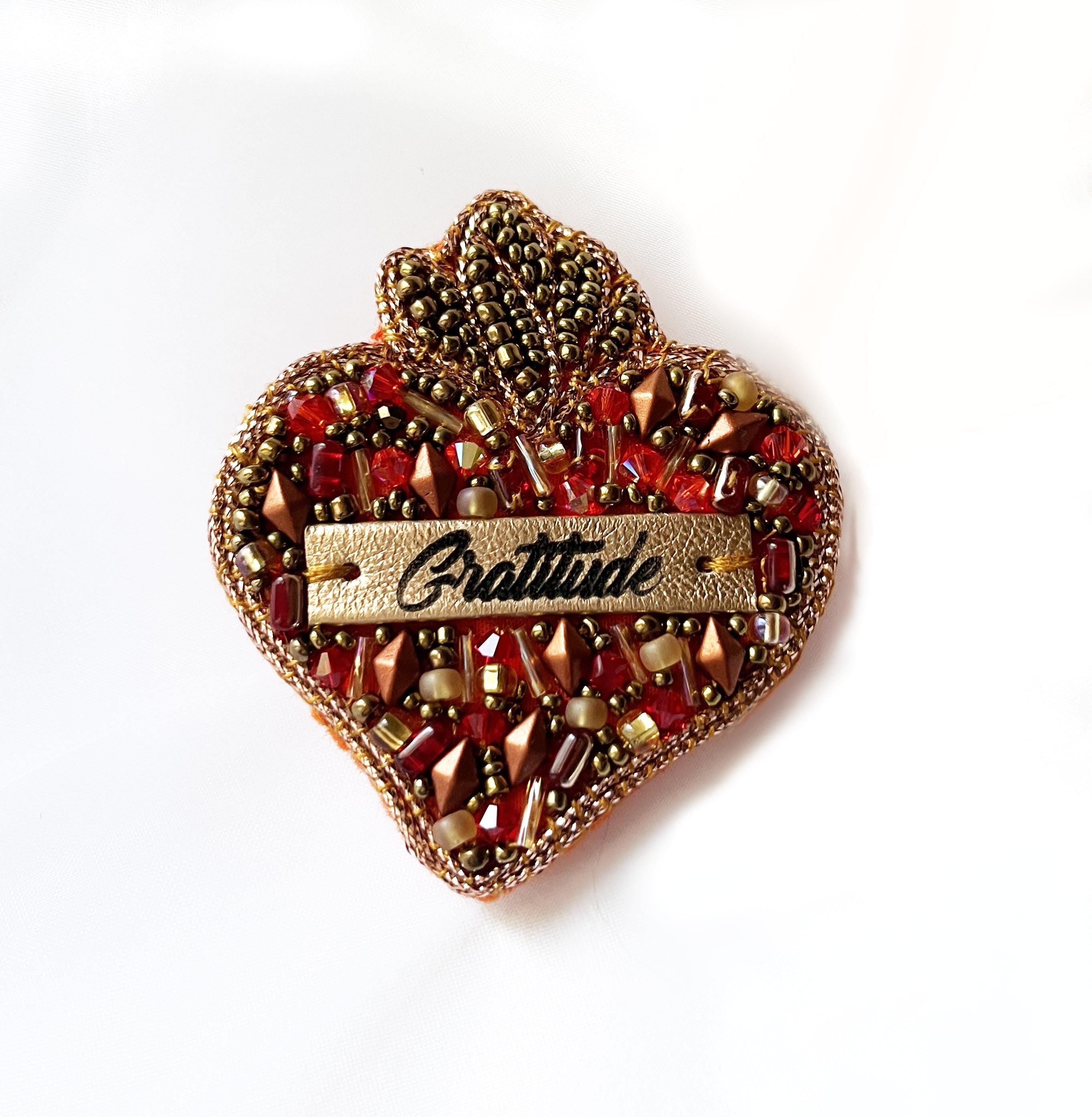 Broche ex voto Sacré Coeur en perles au message en cuir gravé Gratitude