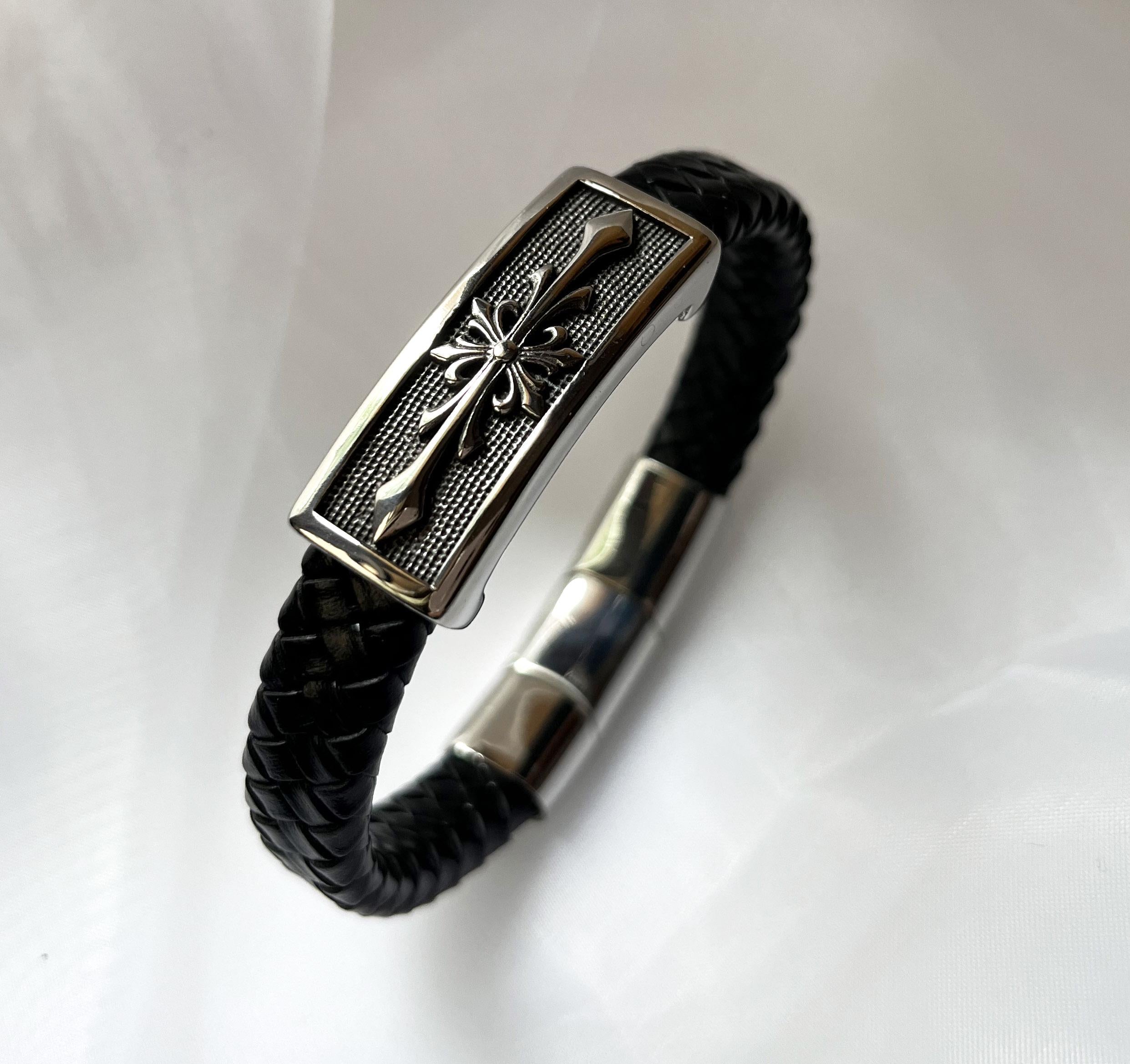 Bracelet cuir noir tressé pour homme avec plaque métallique croix gravée