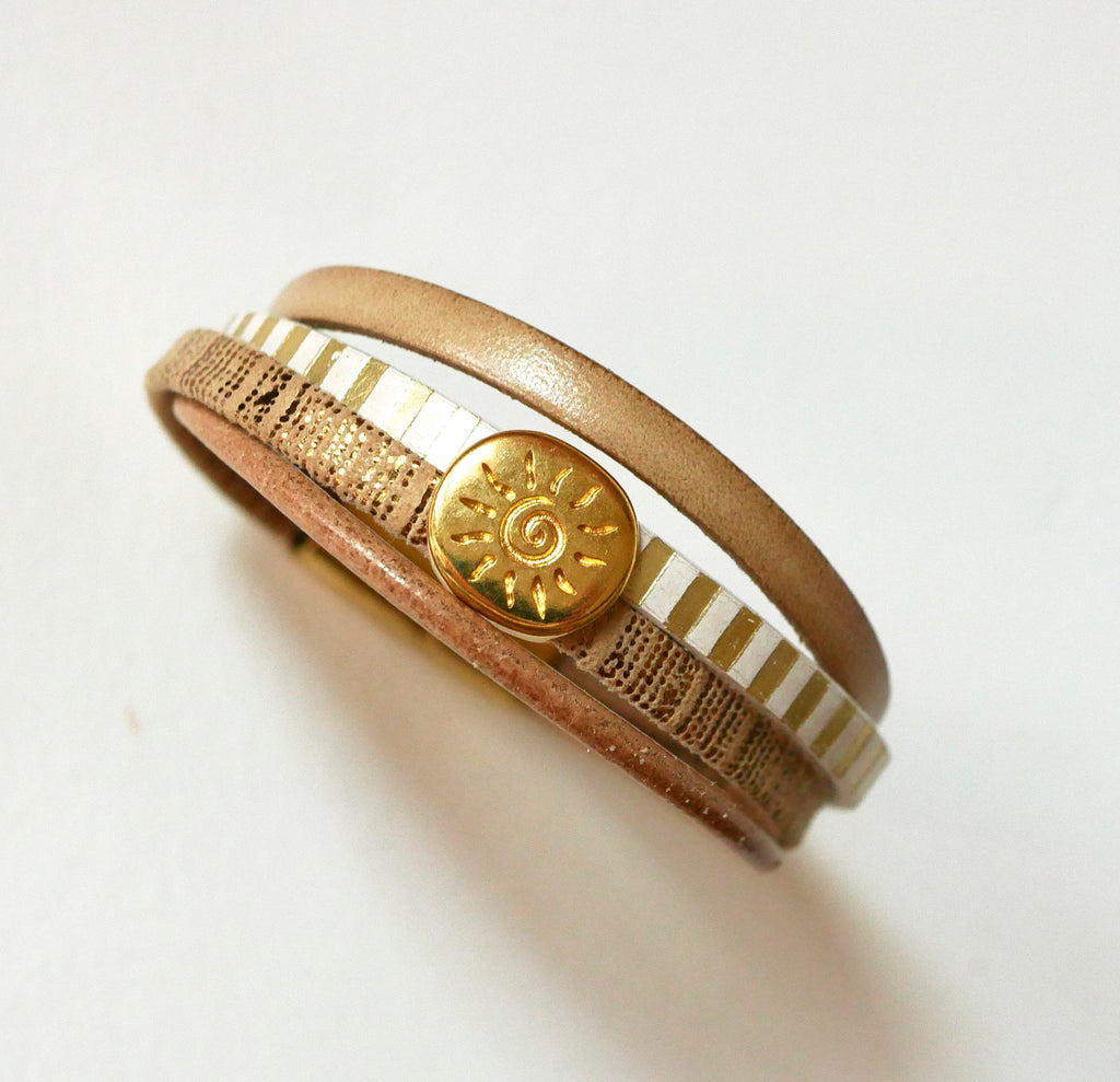 Bracelet manchette multi-cuirs femme au charme soleil doré