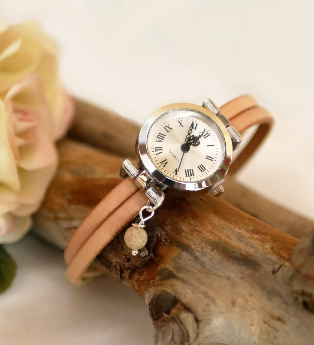 Montre femme cuir fin coloré au cadran argenté et perle